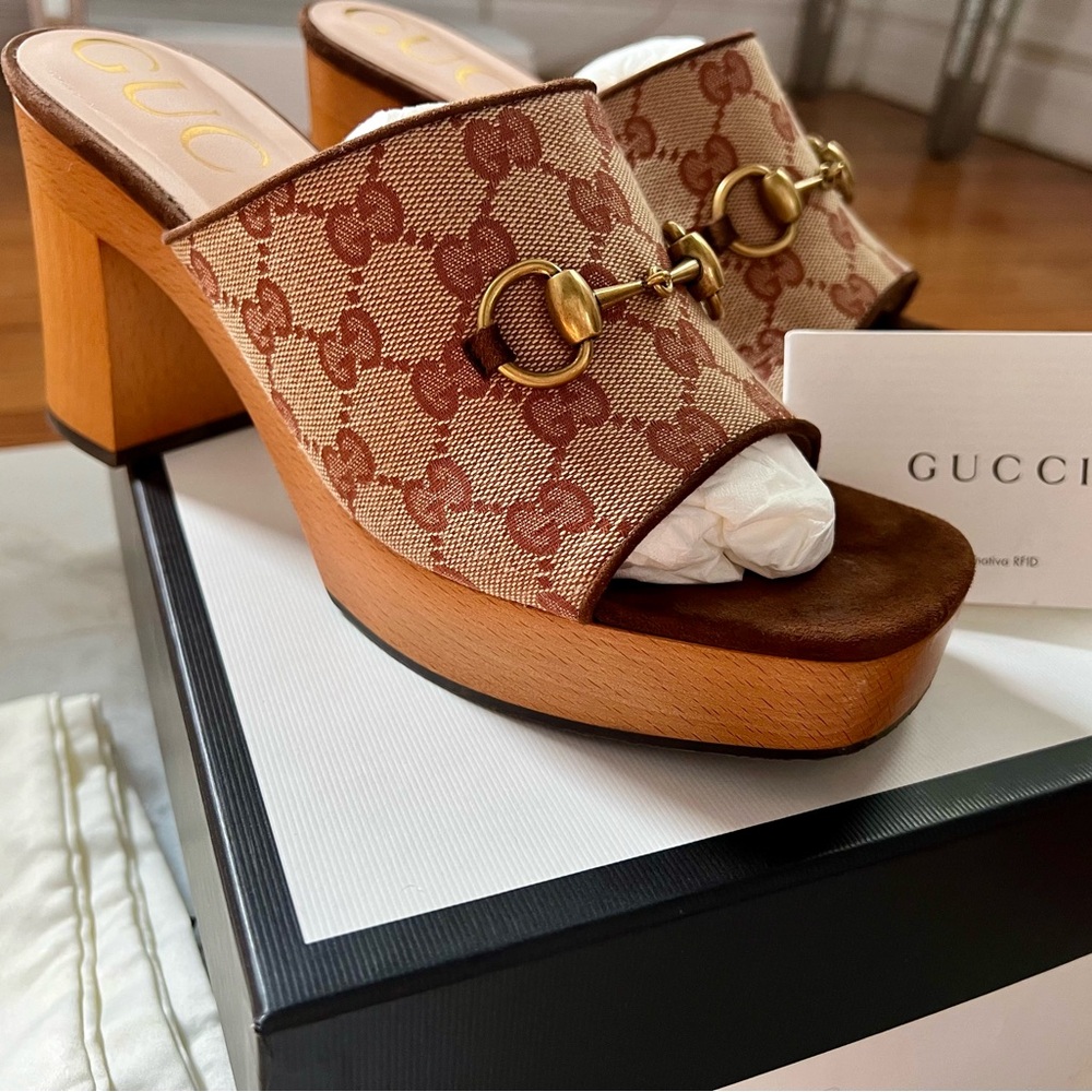 Gucci Womans GG Monogram Kid
Scamociato Houdan Sandals.